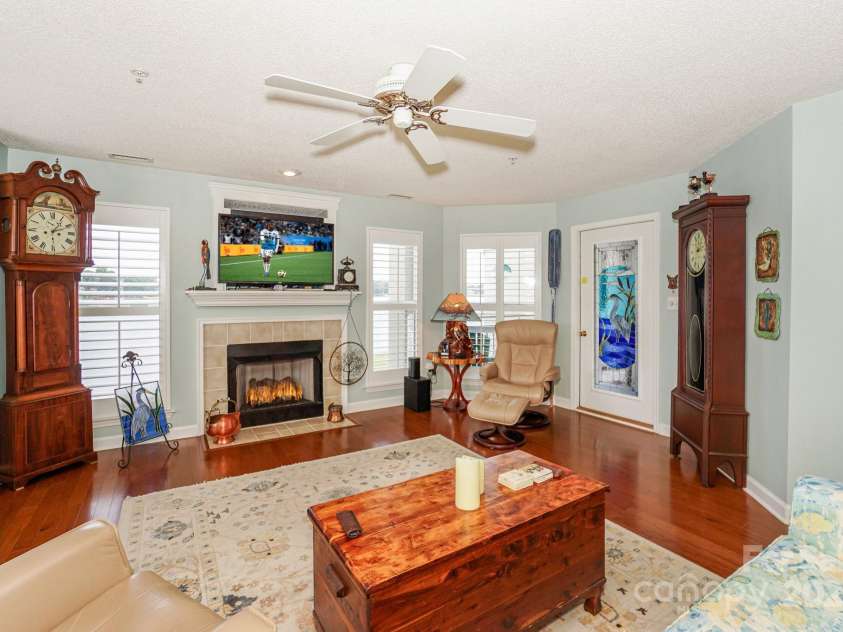 1238 Torrence Circle, Davidson, NC 28036.  MLS# CAR4287722, YatesRealty ID 29454. 