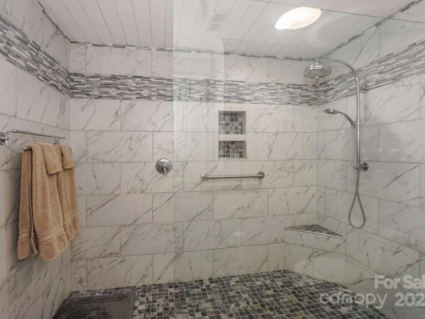 1238 Torrence Circle, Davidson, NC 28036.  MLS# CAR4287722, YatesRealty ID 29454. 