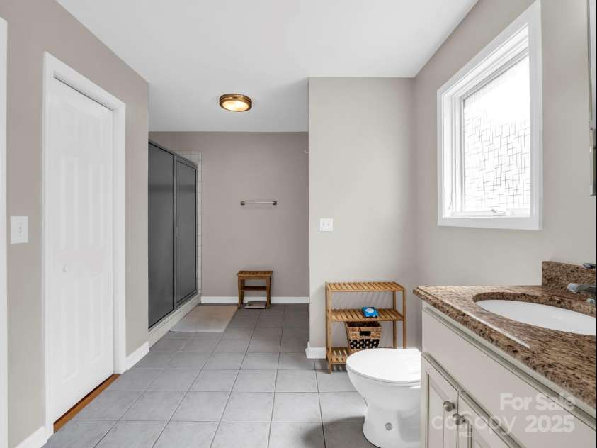 995 Towery Trace, Ellenboro, NC 28040.  MLS# CAR4287320, YatesRealty ID 29459. Main level bathroom picture 1