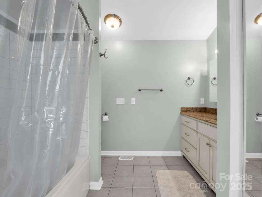 995 Towery Trace, Ellenboro, NC 28040.  MLS# CAR4287320, YatesRealty ID 29459. Upstairs full bathroom