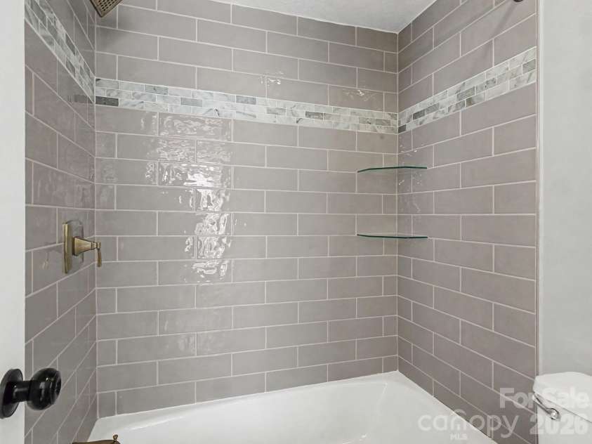 1409 Kensington Road, Hendersonville, NC 28791.  MLS# CAR4345772, YatesRealty ID 2946. Primary en suite full bath with tiled shower