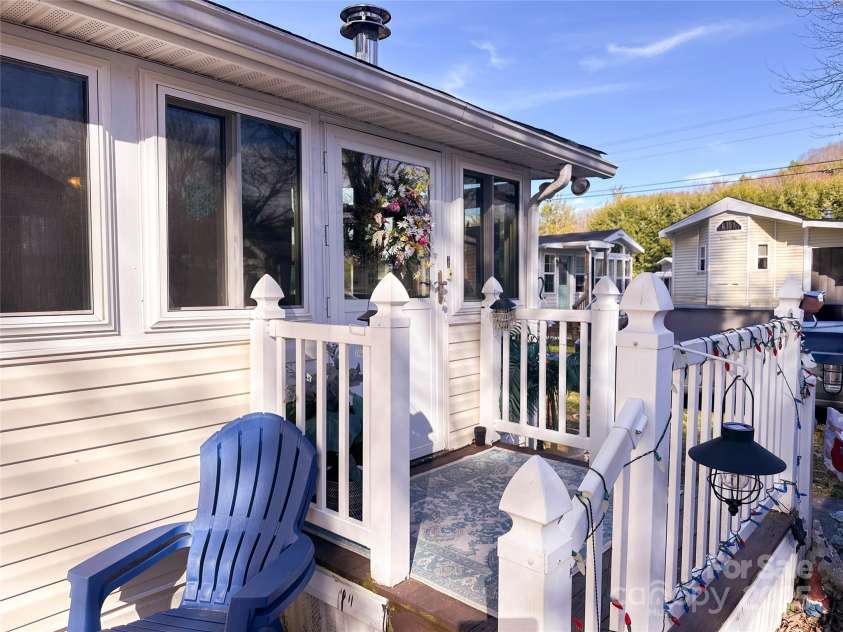379 Winngray Lane, Waynesville, NC 28785.  MLS# CAR4227268, YatesRealty ID 2946. 