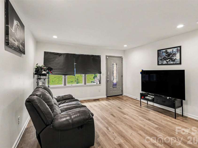 518 Baker Street, Kings Mountain, NC 28086.  MLS# CAR4390475, YatesRealty ID 29463. 