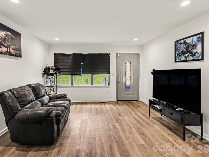518 Baker Street, Kings Mountain, NC 28086.  MLS# CAR4390475, YatesRealty ID 29463. 