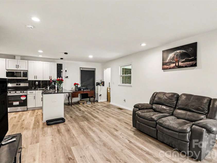 518 Baker Street, Kings Mountain, NC 28086.  MLS# CAR4390475, YatesRealty ID 29463. 