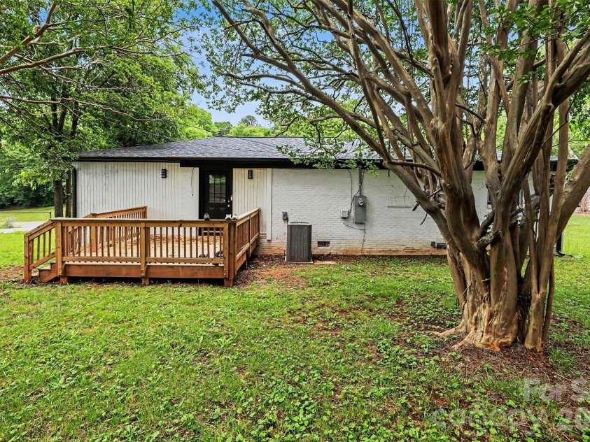518 Baker Street, Kings Mountain, NC 28086.  MLS# CAR4390475, YatesRealty ID 29463. 