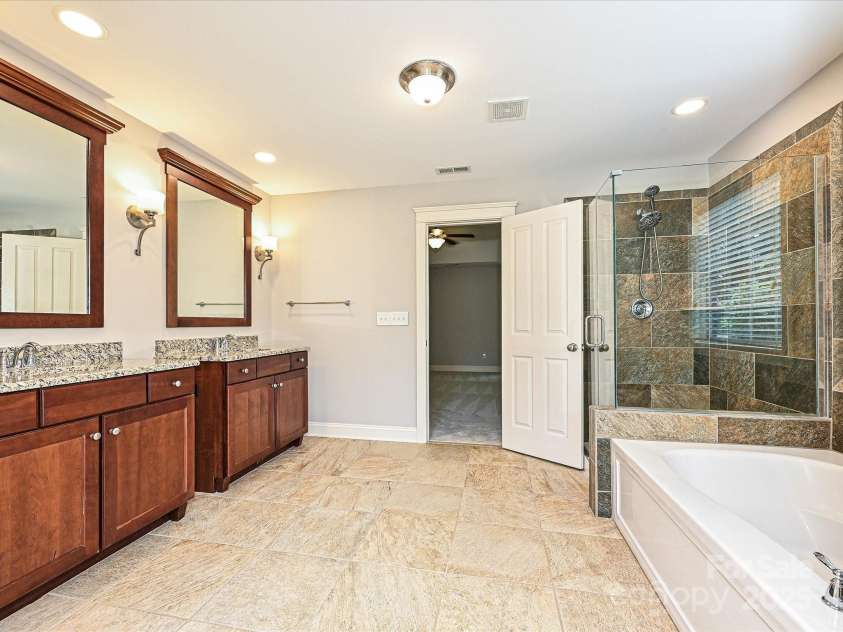 217 Hillandale Drive, Charlotte, NC 28270.  MLS# CAR4286921, YatesRealty ID 29464. Primary Bath