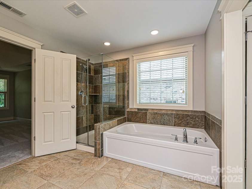 217 Hillandale Drive, Charlotte, NC 28270.  MLS# CAR4286921, YatesRealty ID 29464. Primary Bath