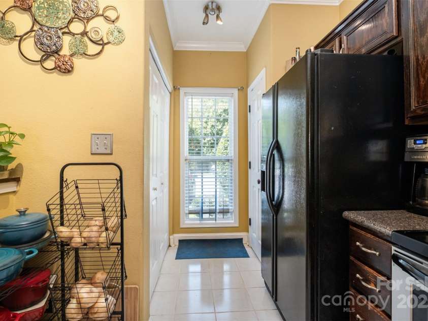 8229 Carob Tree Lane, Charlotte, NC 28215.  MLS# CAR4282906, YatesRealty ID 29466. 