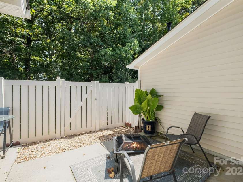 8229 Carob Tree Lane, Charlotte, NC 28215.  MLS# CAR4282906, YatesRealty ID 29466. 