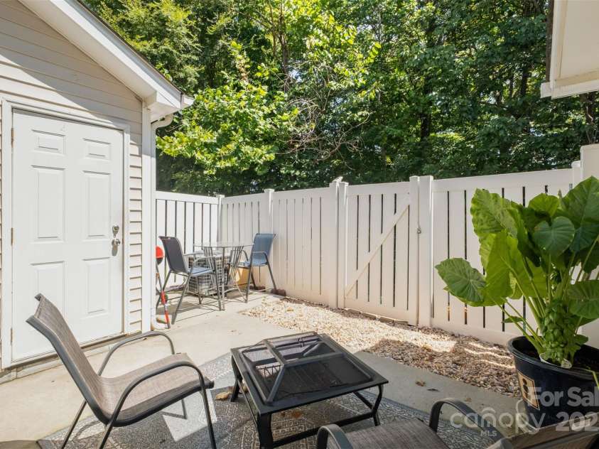 8229 Carob Tree Lane, Charlotte, NC 28215.  MLS# CAR4282906, YatesRealty ID 29466. 