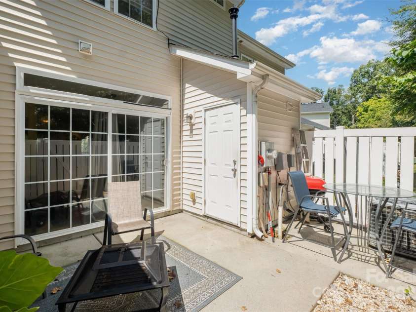 8229 Carob Tree Lane, Charlotte, NC 28215.  MLS# CAR4282906, YatesRealty ID 29466. 