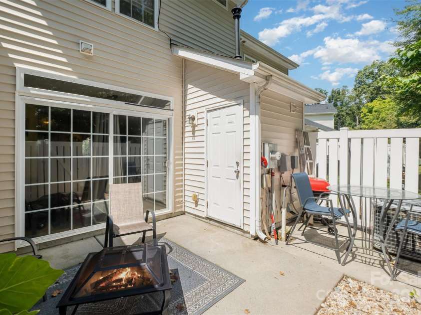 8229 Carob Tree Lane, Charlotte, NC 28215.  MLS# CAR4282906, YatesRealty ID 29466. 