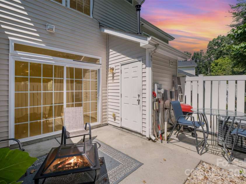 8229 Carob Tree Lane, Charlotte, NC 28215.  MLS# CAR4282906, YatesRealty ID 29466. 
