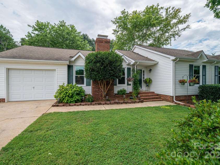 2618 Cherokee Court, Gastonia, NC 28056.  MLS# CAR4308025, YatesRealty ID 29467. 