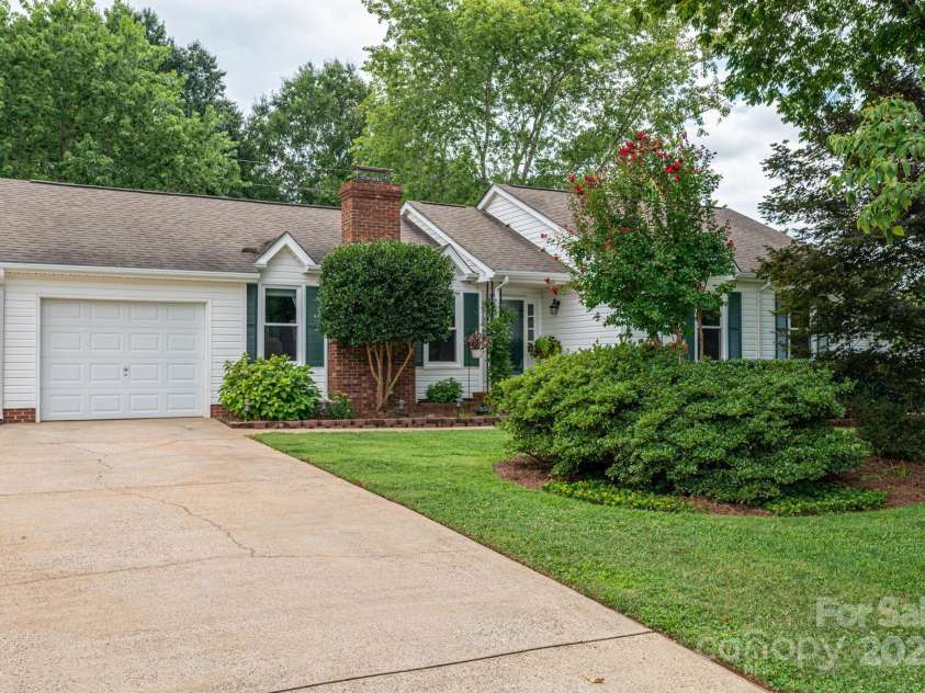 2618 Cherokee Court, Gastonia, NC 28056.  MLS# CAR4308025, YatesRealty ID 29467. 