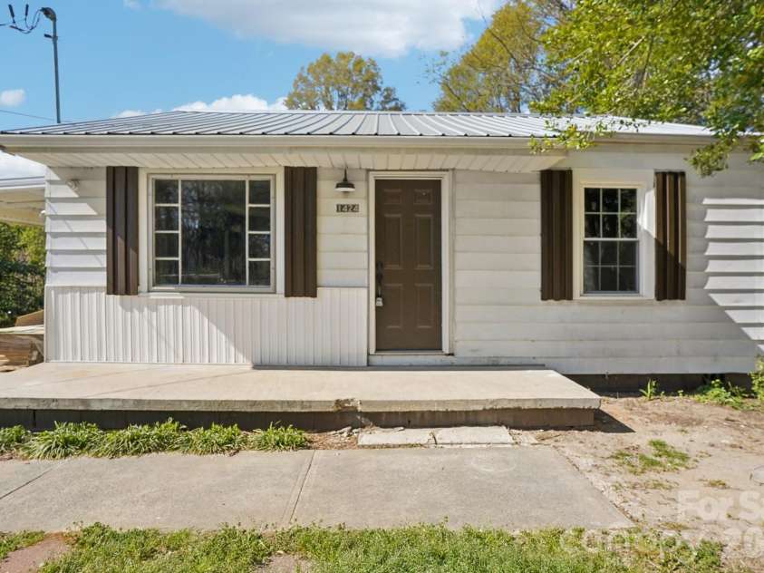 1424 Ware Avenue, Gastonia, NC 28052.  MLS# CAR4390410, YatesRealty ID 29468. 