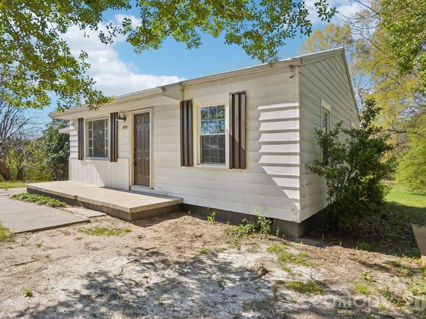 1424 Ware Avenue, Gastonia, NC 28052.  MLS# CAR4390410, YatesRealty ID 29468. 