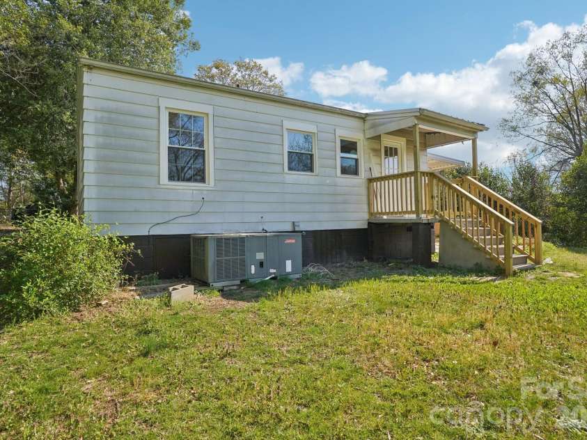1424 Ware Avenue, Gastonia, NC 28052.  MLS# CAR4390410, YatesRealty ID 29468. 