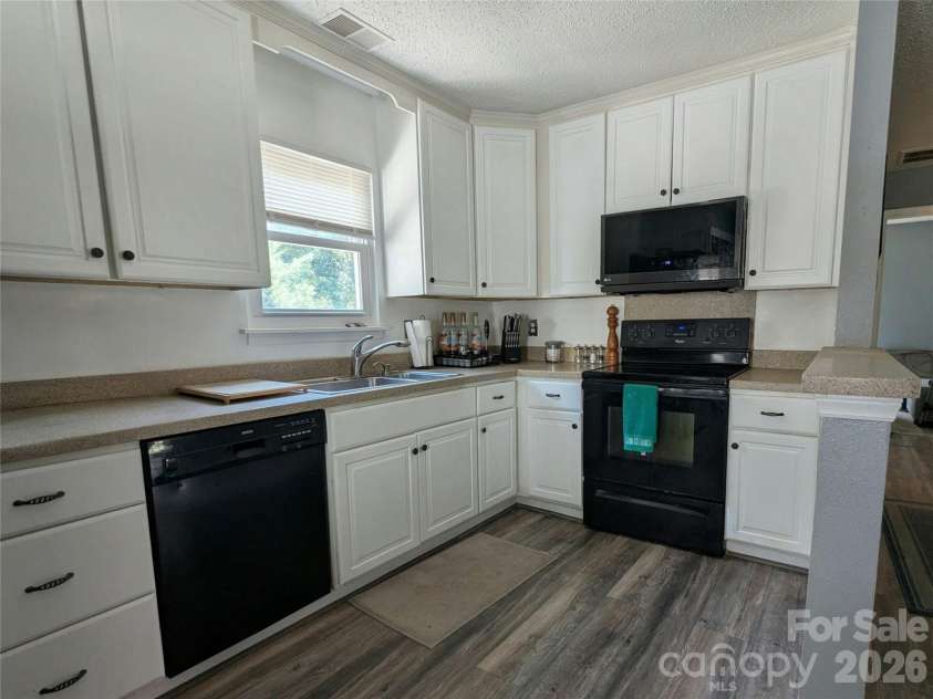 7506 Lancashire Drive, Mint Hill, NC 28227.  MLS# CAR4389641, YatesRealty ID 29470. Kitchen