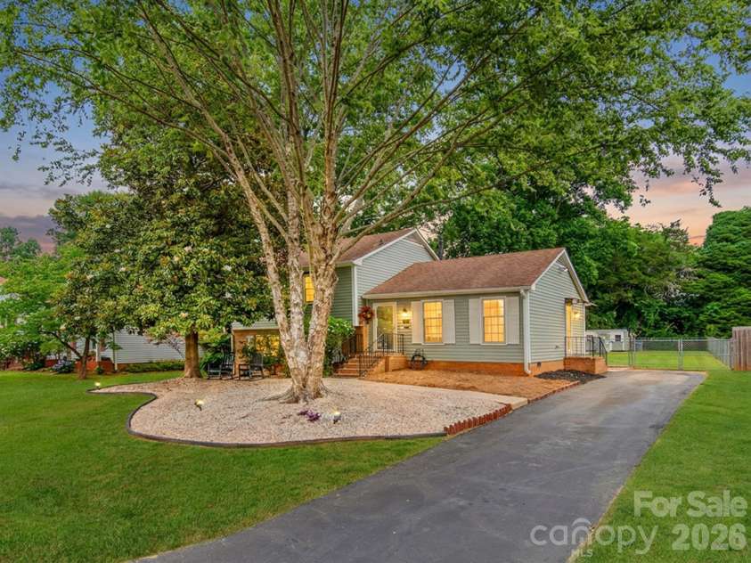 7200 Fox Hunt Road, Charlotte, NC 28212.  MLS# CAR4388353, YatesRealty ID 29474. 