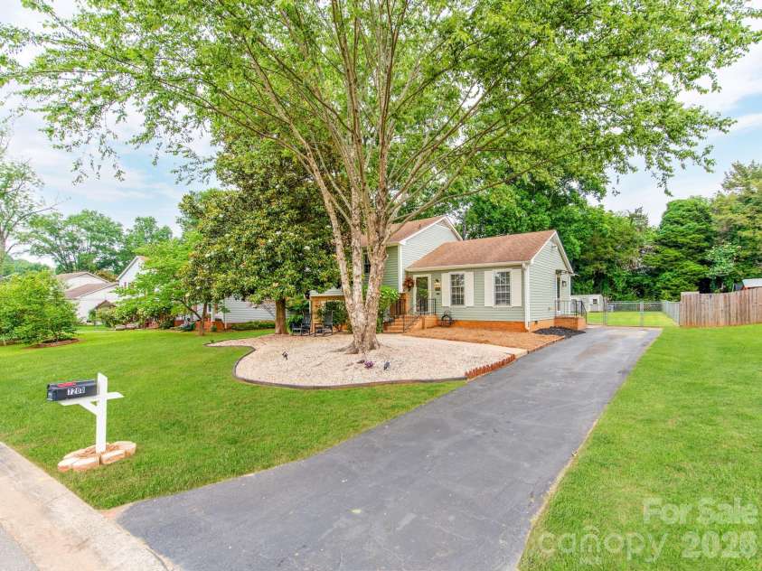 7200 Fox Hunt Road, Charlotte, NC 28212.  MLS# CAR4388353, YatesRealty ID 29474. 