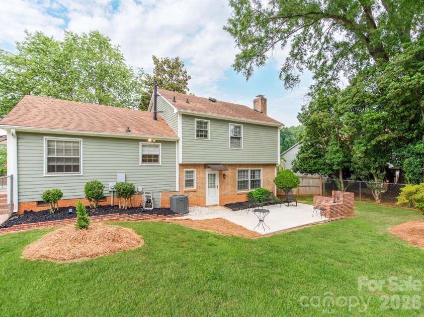 7200 Fox Hunt Road, Charlotte, NC 28212.  MLS# CAR4388353, YatesRealty ID 29474. 