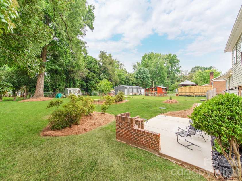 7200 Fox Hunt Road, Charlotte, NC 28212.  MLS# CAR4388353, YatesRealty ID 29474. 