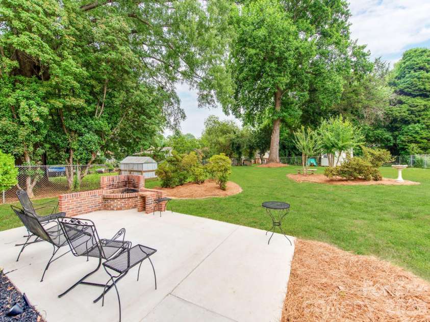 7200 Fox Hunt Road, Charlotte, NC 28212.  MLS# CAR4388353, YatesRealty ID 29474. 