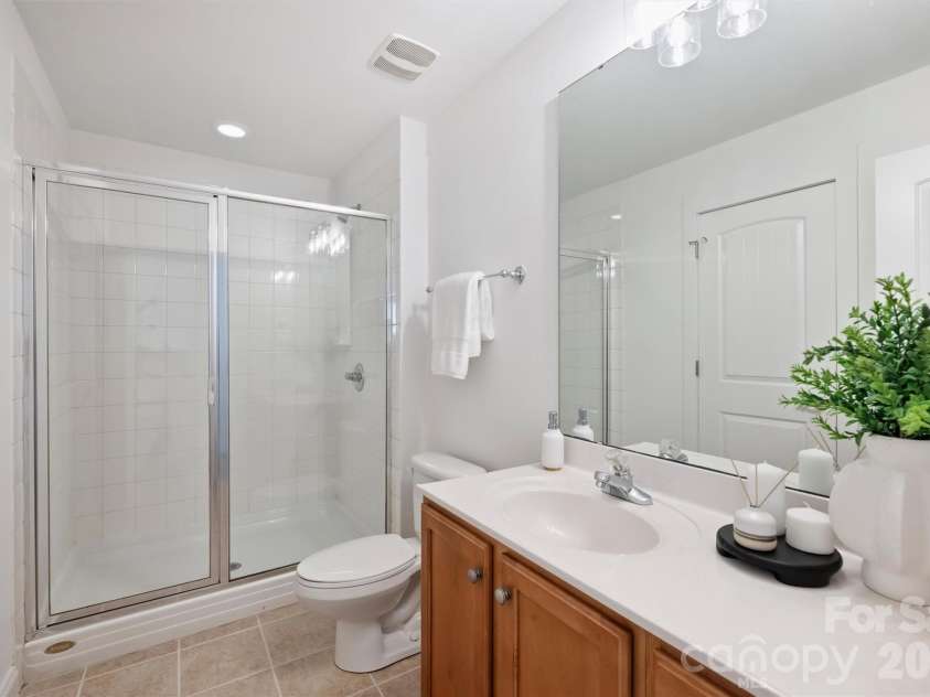 1916 Lela Avenue, Charlotte, NC 28208.  MLS# CAR4375343, YatesRealty ID 29478. First level full bath
