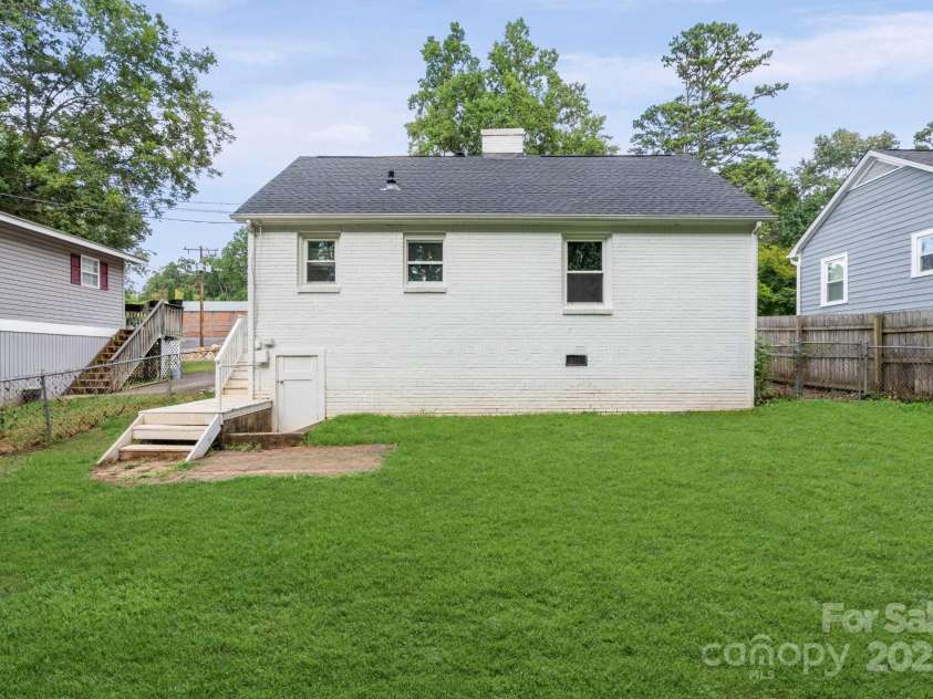 3416 Commonwealth Avenue, Charlotte, NC 28205.  MLS# CAR4286879, YatesRealty ID 29480. 