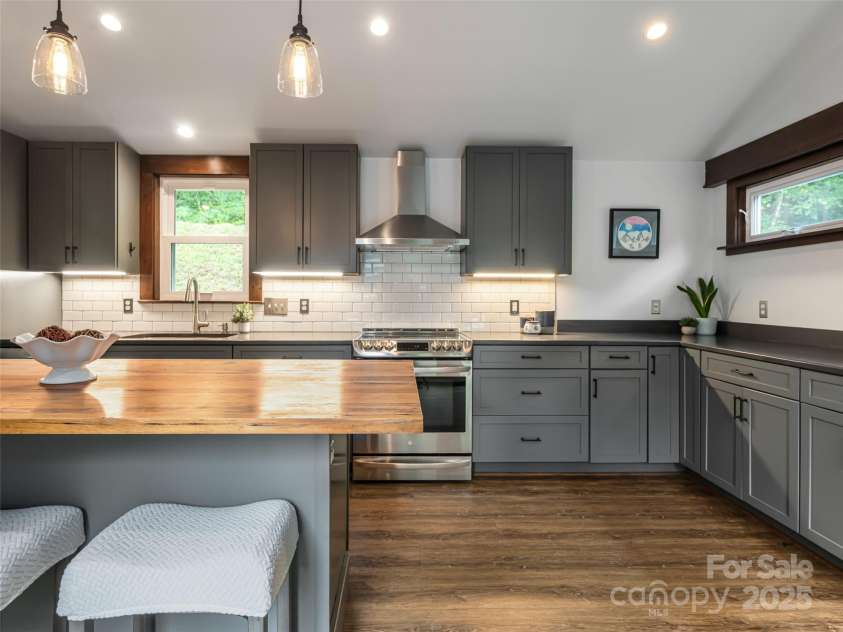 3 Valley Lane, Asheville, NC 28804.  MLS# CAR4287924, YatesRealty ID 29484. 