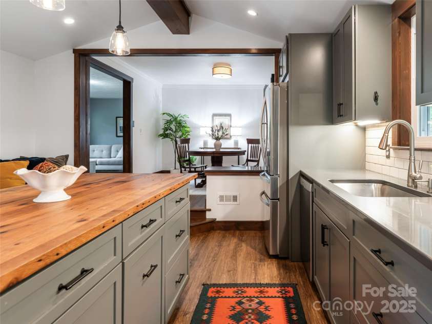 3 Valley Lane, Asheville, NC 28804.  MLS# CAR4287924, YatesRealty ID 29484. 