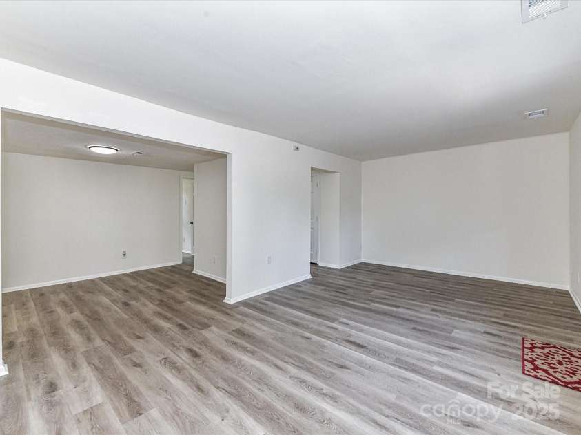 8060 Knights Bridge Road, Charlotte, NC 28210.  MLS# CAR4284800, YatesRealty ID 29488. 