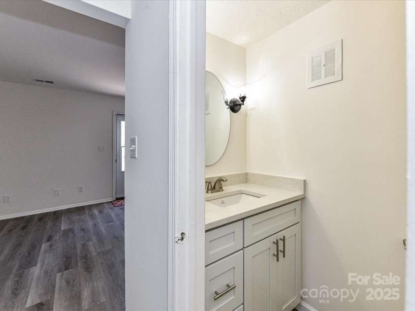 8060 Knights Bridge Road, Charlotte, NC 28210.  MLS# CAR4284800, YatesRealty ID 29488. 