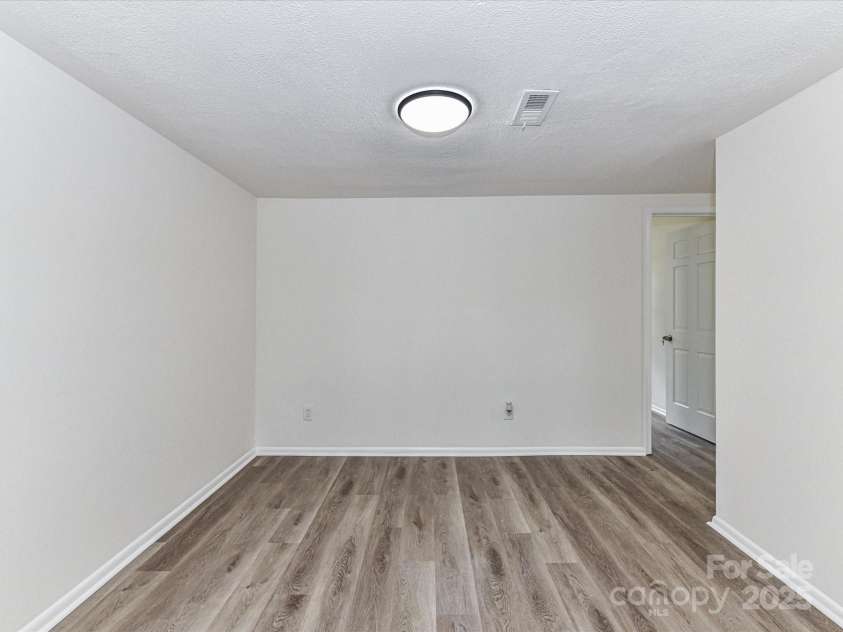 8060 Knights Bridge Road, Charlotte, NC 28210.  MLS# CAR4284800, YatesRealty ID 29488. 