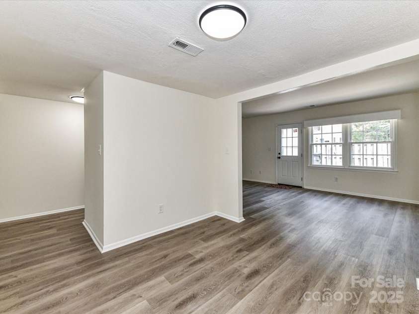 8060 Knights Bridge Road, Charlotte, NC 28210.  MLS# CAR4284800, YatesRealty ID 29488. 