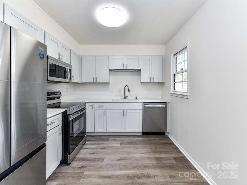 8060 Knights Bridge Road, Charlotte, NC 28210.  MLS# CAR4284800, YatesRealty ID 29488. 