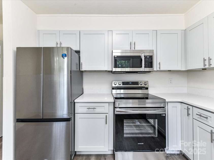 8060 Knights Bridge Road, Charlotte, NC 28210.  MLS# CAR4284800, YatesRealty ID 29488. 