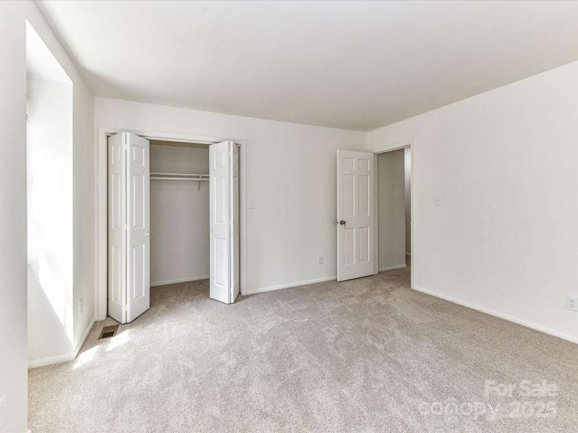 8060 Knights Bridge Road, Charlotte, NC 28210.  MLS# CAR4284800, YatesRealty ID 29488. 