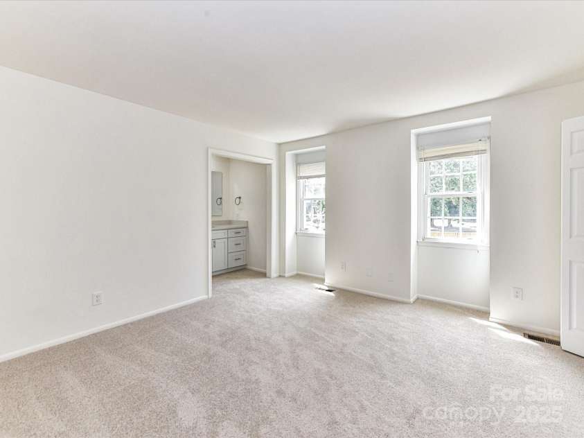 8060 Knights Bridge Road, Charlotte, NC 28210.  MLS# CAR4284800, YatesRealty ID 29488. 