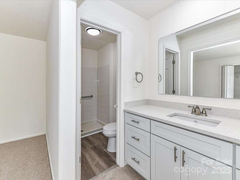 8060 Knights Bridge Road, Charlotte, NC 28210.  MLS# CAR4284800, YatesRealty ID 29488. 