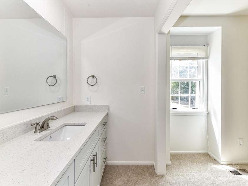 8060 Knights Bridge Road, Charlotte, NC 28210.  MLS# CAR4284800, YatesRealty ID 29488. 