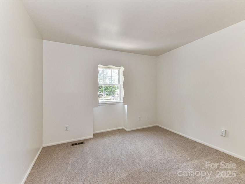 8060 Knights Bridge Road, Charlotte, NC 28210.  MLS# CAR4284800, YatesRealty ID 29488. 