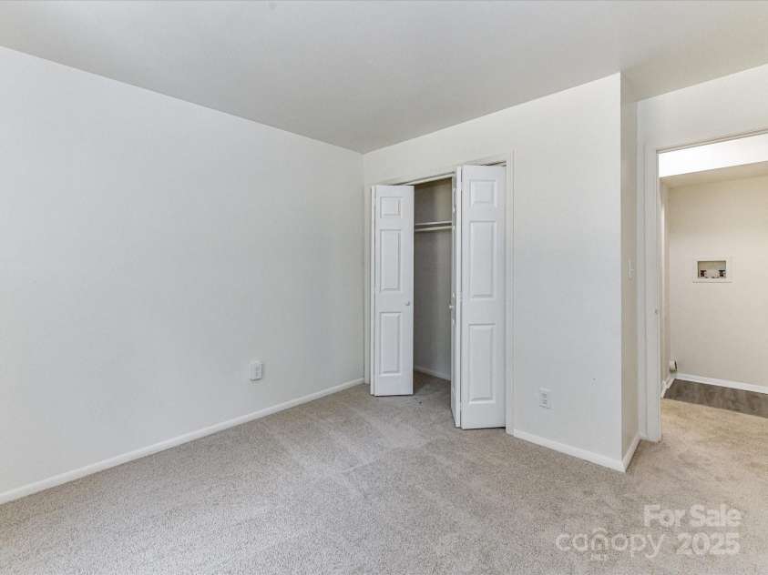 8060 Knights Bridge Road, Charlotte, NC 28210.  MLS# CAR4284800, YatesRealty ID 29488. 
