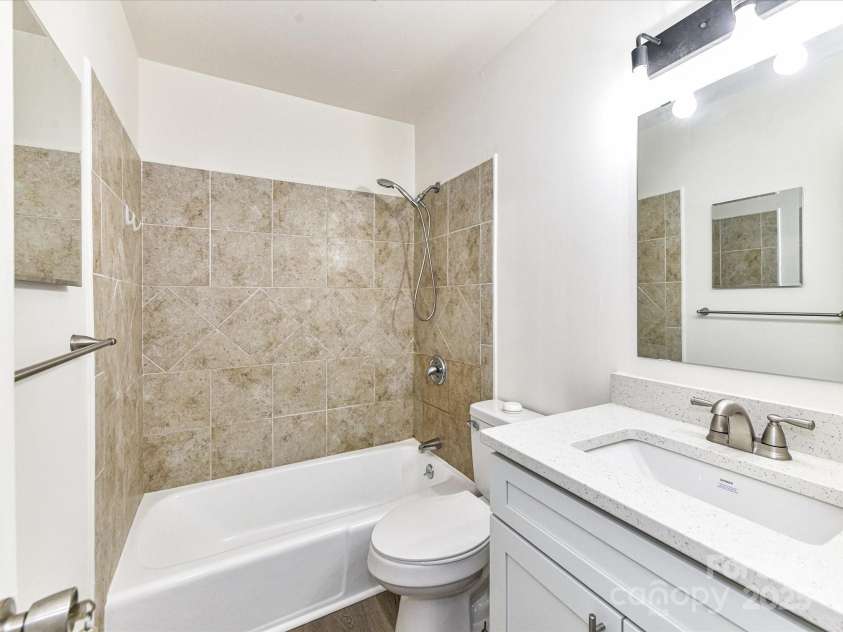8060 Knights Bridge Road, Charlotte, NC 28210.  MLS# CAR4284800, YatesRealty ID 29488. 