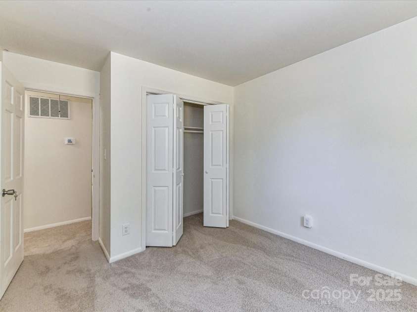 8060 Knights Bridge Road, Charlotte, NC 28210.  MLS# CAR4284800, YatesRealty ID 29488. 