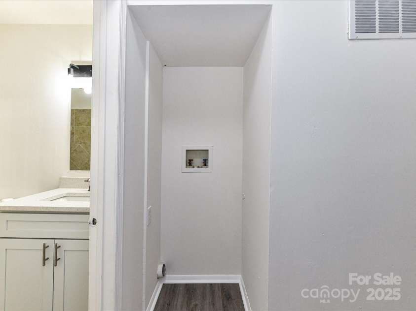 8060 Knights Bridge Road, Charlotte, NC 28210.  MLS# CAR4284800, YatesRealty ID 29488. 