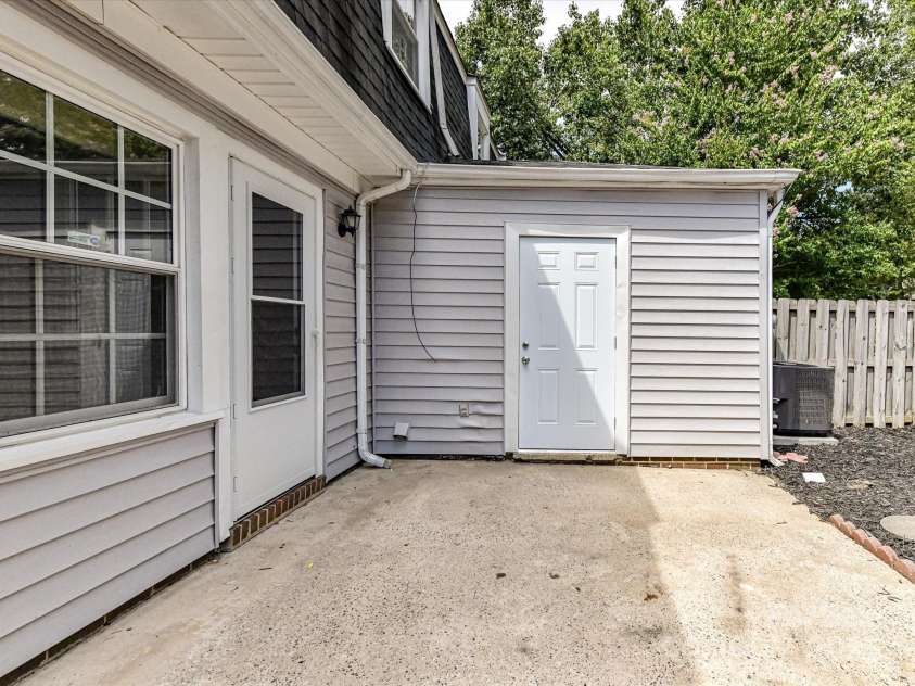 8060 Knights Bridge Road, Charlotte, NC 28210.  MLS# CAR4284800, YatesRealty ID 29488. 