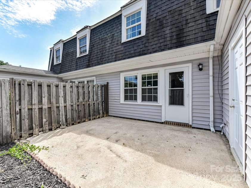 8060 Knights Bridge Road, Charlotte, NC 28210.  MLS# CAR4284800, YatesRealty ID 29488. 